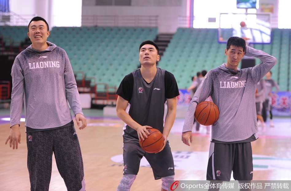 辽宁男篮训练对抗激烈，韩德君低位持球，庞大的体型与灵活的转身形成鲜明反差