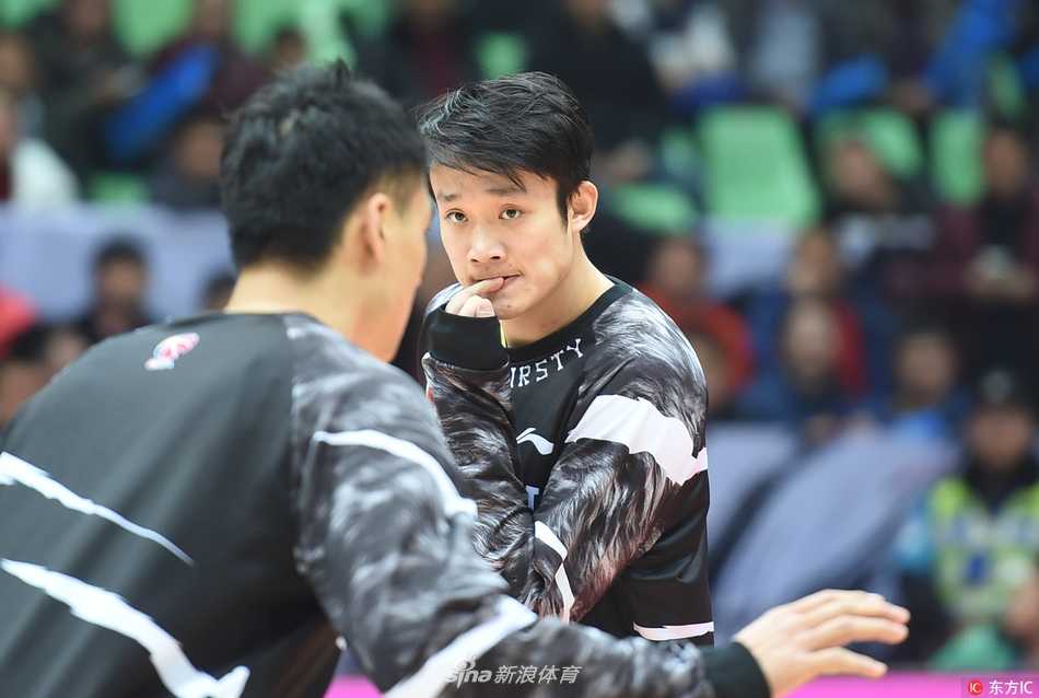 风里雨里守候篮球梦想 丁彦雨航二十四岁正扬帆 丁彦雨航在球队聚餐时露出腼腆而温暖的笑容,身边是并肩作战的兄弟,这一刻的温馨暂时抚平了伤病的痛楚