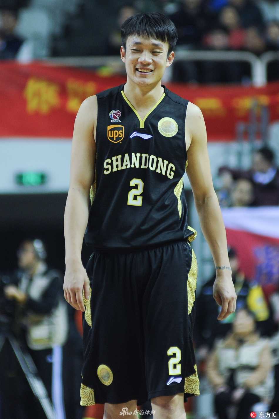 风里雨里守候篮球梦想 丁彦雨航二十四岁正扬帆 丁彦雨航在CBA比赛中高高跃起,在空中与对手发生身体对抗,依然稳稳地将球投向篮筐,展现出核心球员的大心脏