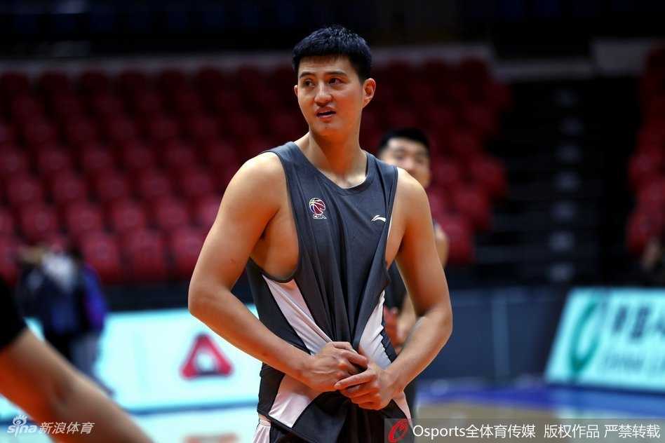 西热力江在防守中倾尽全力，他张大嘴巴怒吼着指挥队友落位，坚毅的面庞上写满了对胜利的极致渴望与执着。