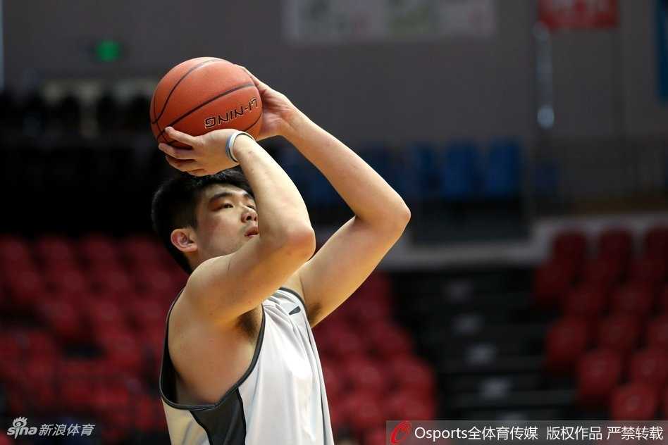 内线悍将孙桐林奋力跃起，在长人丛中强硬摘下一个前场篮板，落地瞬间肌肉紧绷，展现了飞虎内线不屈的硬度与决心。