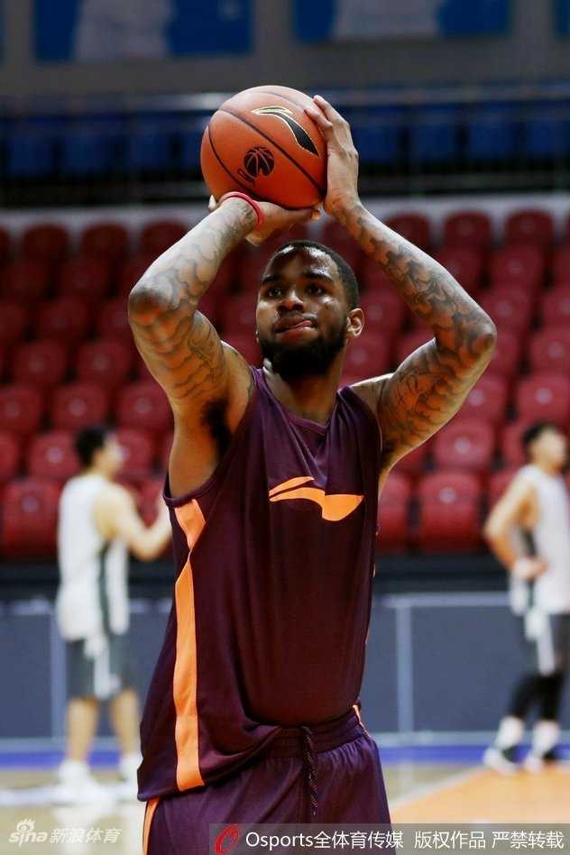 飞虎众将围成一圈，目光如炬地聆听主教练战术部署，备战氛围紧张而专注，空气中仿佛能嗅到大战前的硝烟味道。