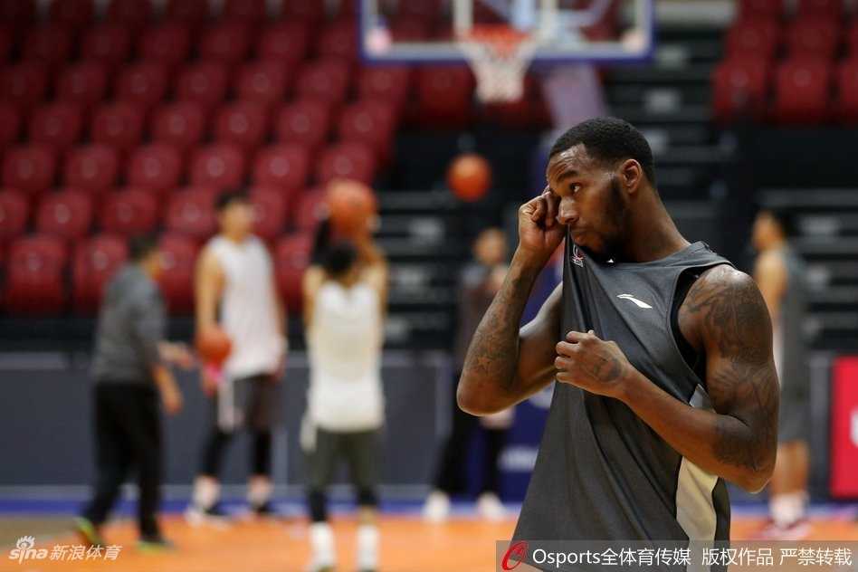 红山体育馆灯光璀璨，巨大的总冠军旗帜缓缓升起，全场球迷起立鼓掌，共同见证这一荣耀时刻的永恒定格。