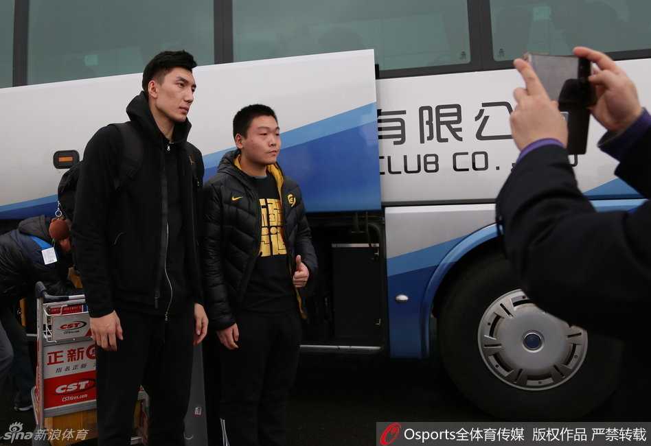 布莱切与孙鸣阳并肩而行，布莱切神情轻松搞怪，孙鸣阳则侧身倾听，两人似乎在交谈着比赛中的某个有趣瞬间。