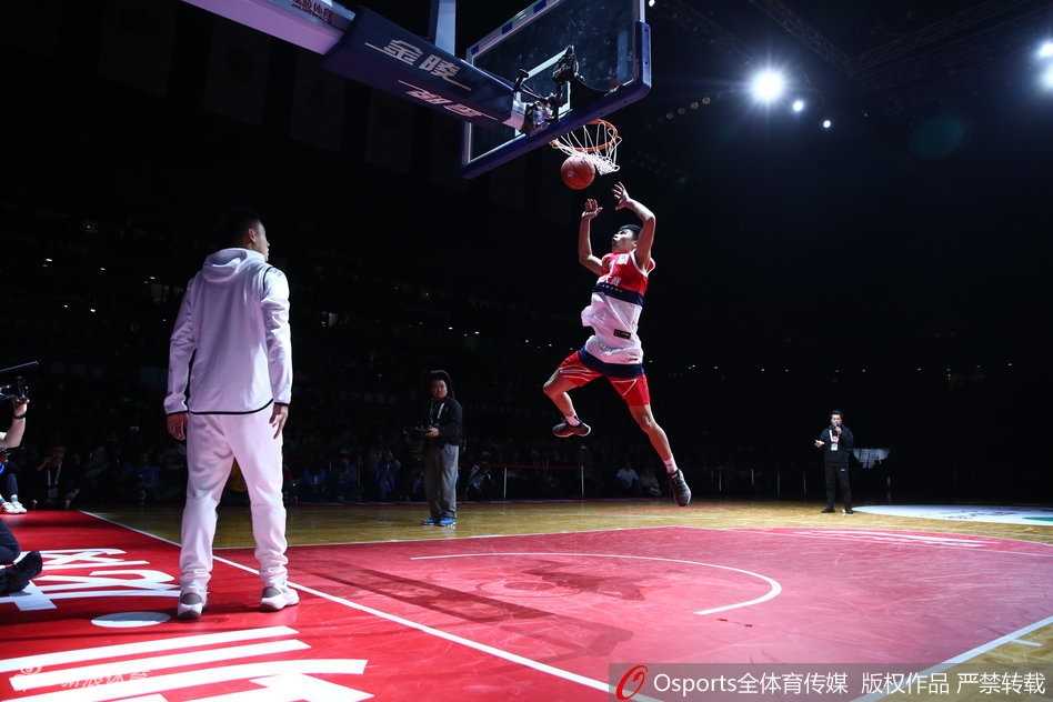 张健豪在预赛中飞跃三人，身体在空中完全舒展，完成反向背扣的瞬间