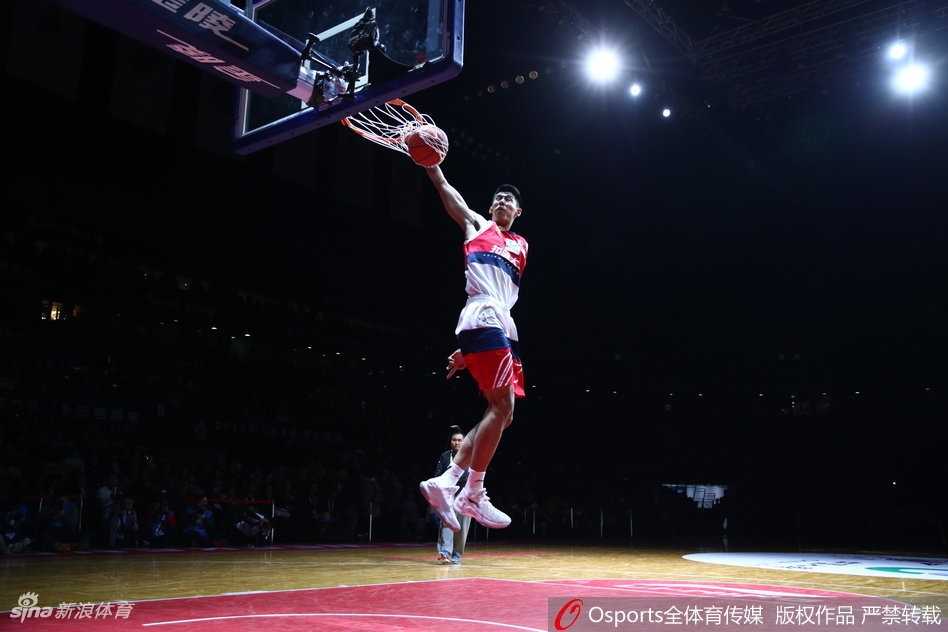 冷振铎第一扣时，队友将球打在篮板侧沿，他空中接球后转体双手背扣，动作舒展如飞燕