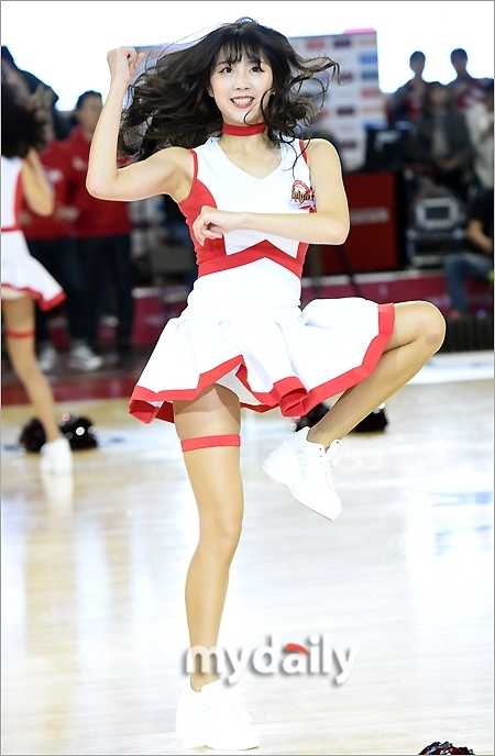 首尔学生体育馆篮球盛宴,啦啦队女神舞台绽放引爆全场 比赛暂停间隙,啦啦队员们在场上激情热舞,修长身姿随音乐律动,飞扬的发丝散发着无限活力。