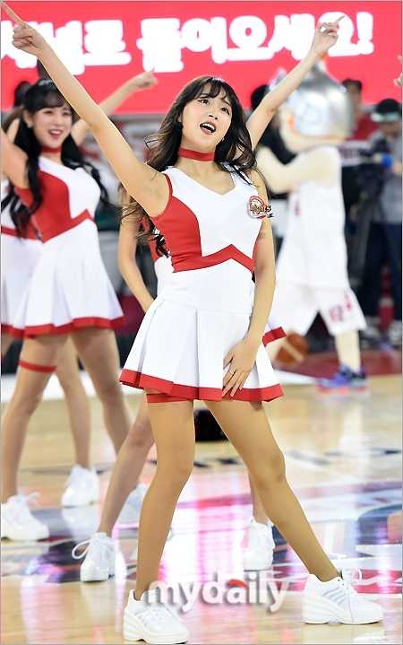 首尔学生体育馆篮球盛宴,啦啦队女神舞台绽放引爆全场 身着亮色运动套装的啦啦队员,在场上摆出充满活力的舞蹈定格姿势,自信笑容与完美身材相得益彰。