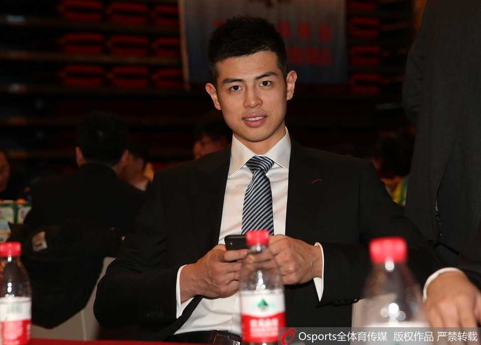 在庆典现场璀璨的灯光下，首钢球员们一改赛场上的运动装扮，全员身着笔挺的深色西装，系着精致的领带，如同出席盛宴的绅士，他们整齐地站在一侧，共同见证俱乐部历史上的重要一刻。