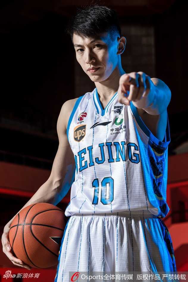 丘天在蓝色光影的映衬下仰望上方，光线在他年轻的脸上跳跃，充满了对未来的无限憧憬与属于新生代的蓬勃朝气。