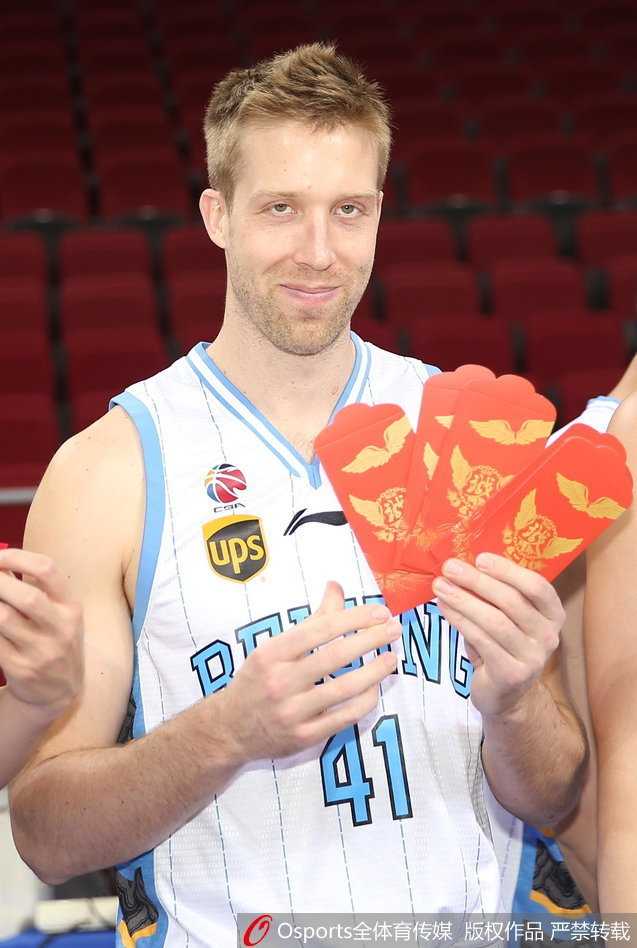 方硕怀抱一只软萌小狗，眼神温柔似水，硬汉形象瞬间化为绕指柔