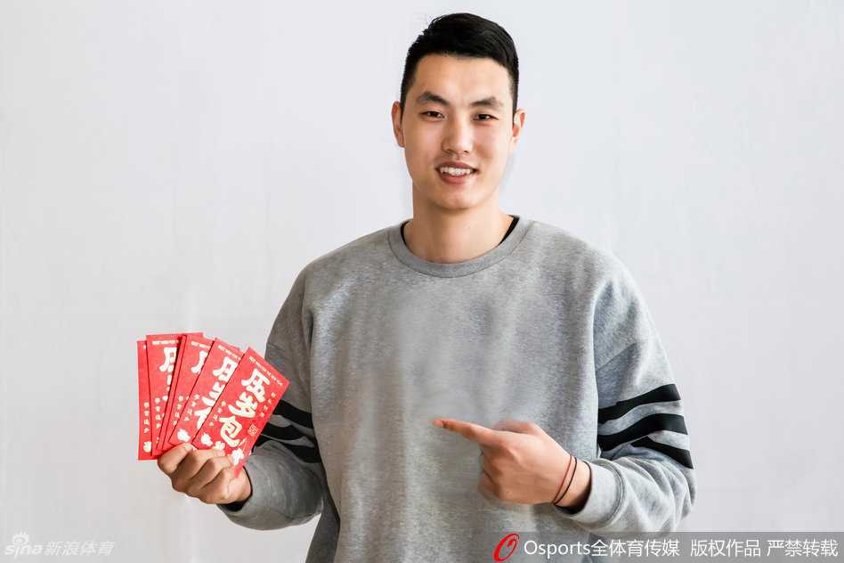 方硕与王骁辉等队友搭档展示春联，墨香似乎透过画面扑鼻而来，上联写着吉祥话，下联透着精气神，横批则是大家心中共同的期盼——阖家欢乐。