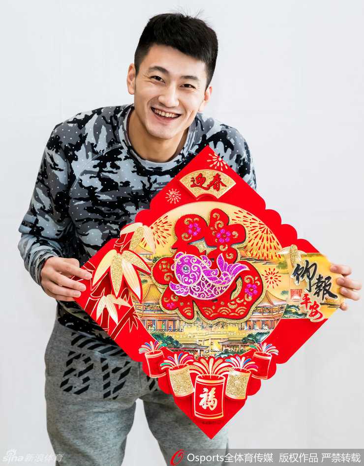 翟晓川与队友们簇拥在镜头前，手中火红的“福”字与灿烂的笑容交相辉映，仿佛把春天的温暖带进了训练馆，每一帧都是对球迷沉甸甸的感激。