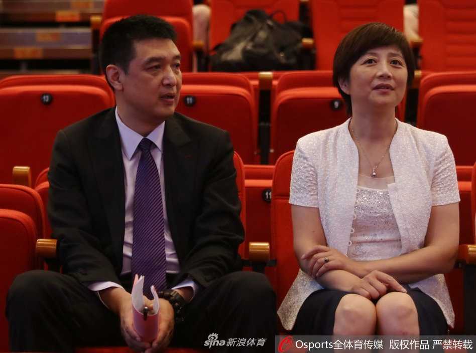 发布会现场的展示区内，一件印有‘雏鹰计划’LOGO的崭新篮球战袍静静陈列，它象征着希望与传承，仿佛在召唤着未来身披它的年轻战士们为荣耀而战。