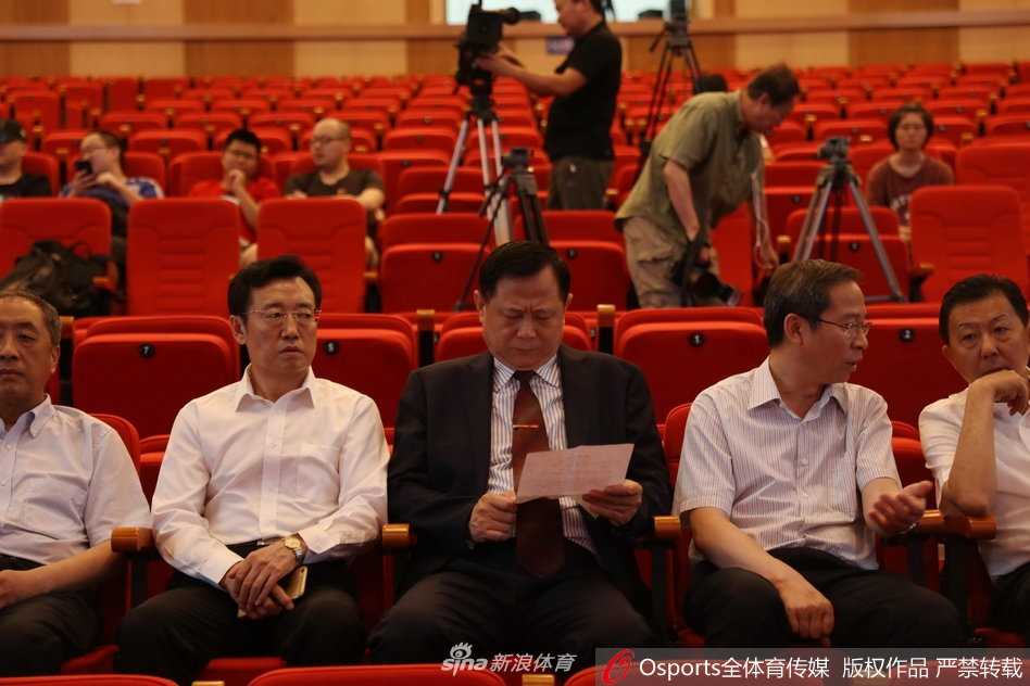 国家体育总局篮管中心主任李金生（左）在签约仪式上与美方代表亲切握手，脸上洋溢着赞许的笑容，对中国篮球这一开创性的青训合作给予高度肯定。