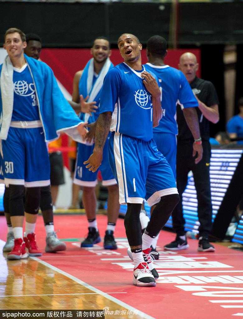 姚基金创始人姚明面带微笑，为场上小球员的精彩表现鼓掌，他的眼神中流露出欣慰与关爱，正是这份持之以恒的善举，让无数孩子的篮球梦想照进现实。