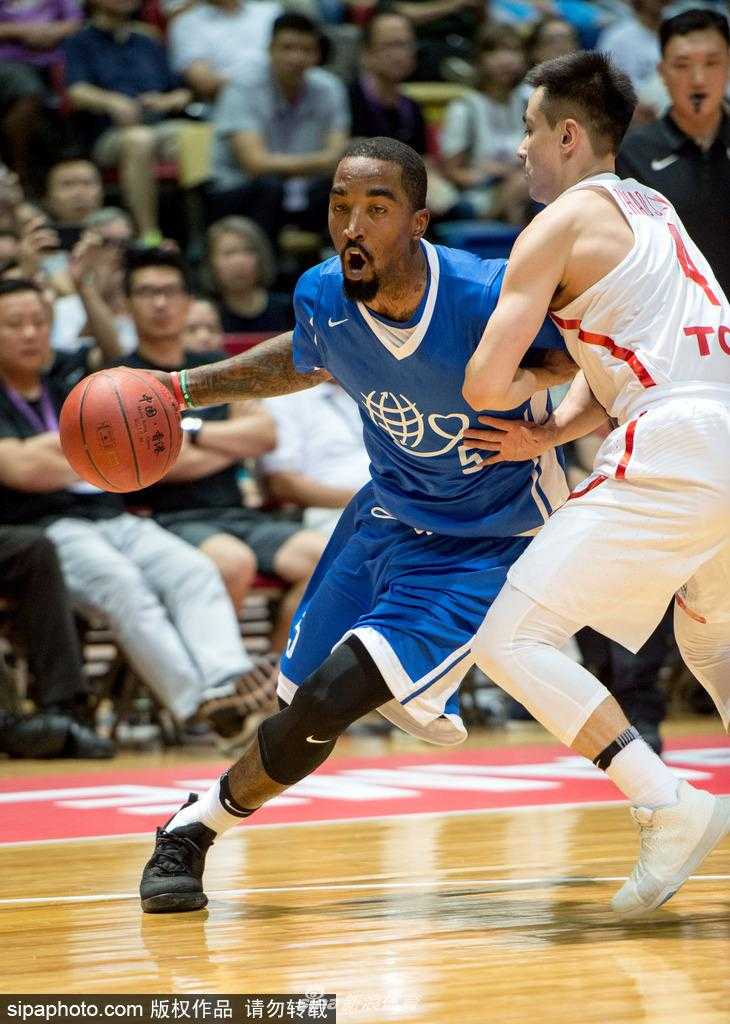 孙铭徽犹如一道红色闪电划破美国队的防线，他高高跃起，单手将球狠狠砸入篮筐，整个红磡体育馆仿佛都随着这记势大力沉的扣篮而震颤。