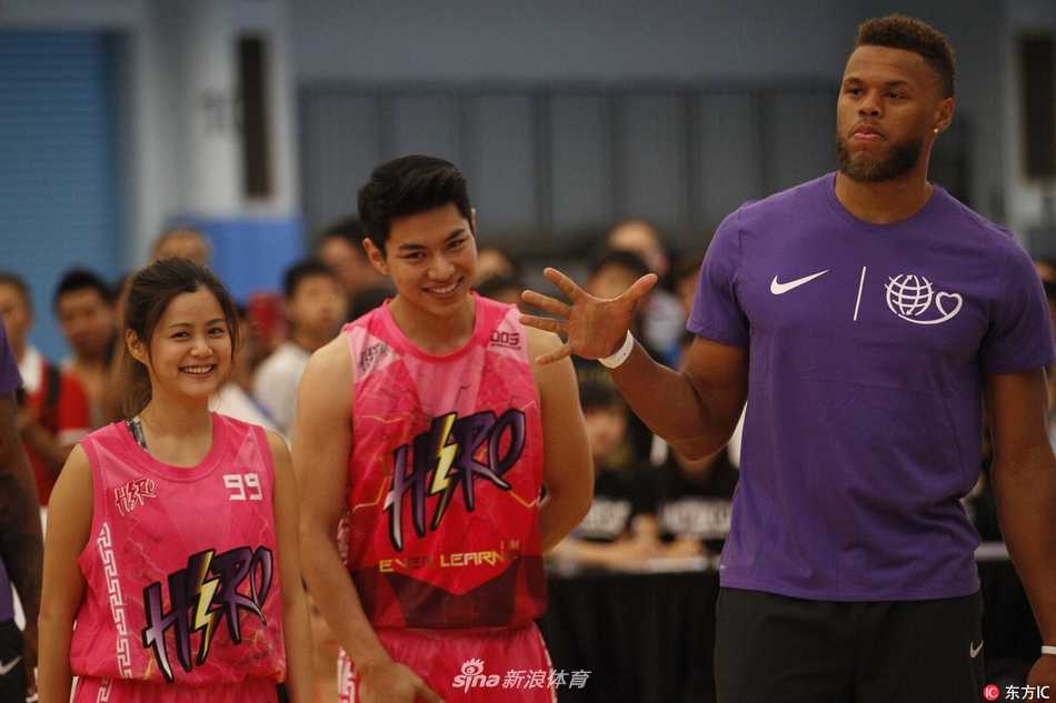 易建联端坐于场边最佳观赛席，目光如炬地注视着场上的激烈对抗，身旁是姚基金创始人姚明，两位中国篮球的领路人并肩而坐，神情专注而欣慰。