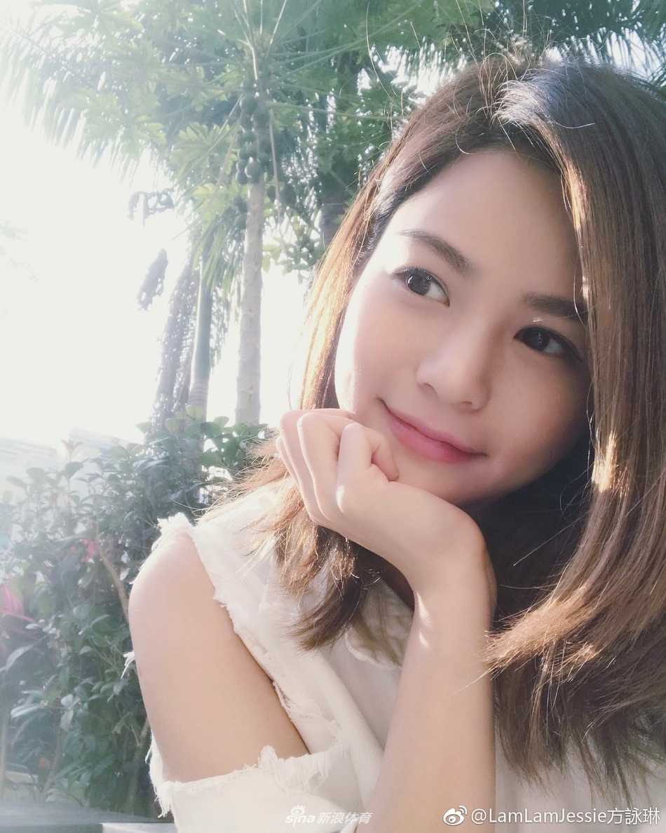 方泳琳在海邊享受陽光，健康的小麥色肌膚與燦爛的笑容，完美演繹了運動員獨有的活力與自信美