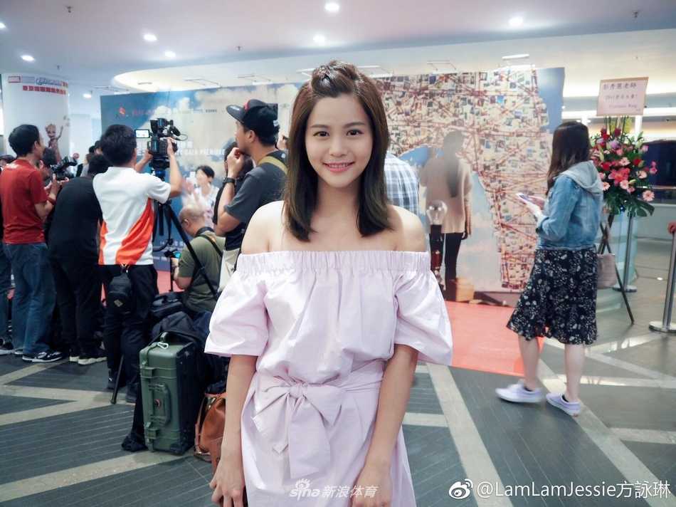 方泳琳蹲在籃球場上露出俏皮表情，身後是遼闊的球場，象徵著她從這裡出發，一步步走向更廣闊的人生舞台