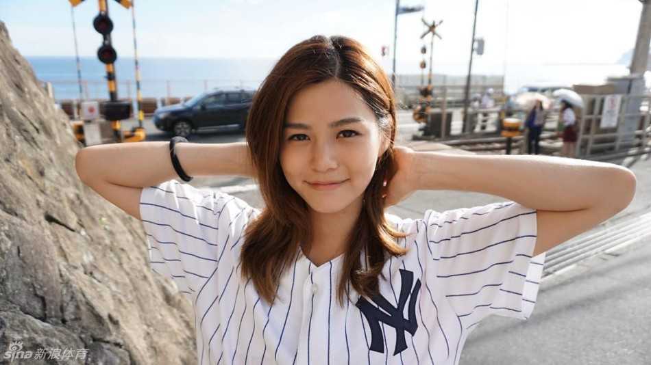 身穿深色训练服的方泳琳扎起清爽马尾，在阳光下运球前行，专注的眼神和紧致的肌肉线条展露出专业运动员的自信风采。