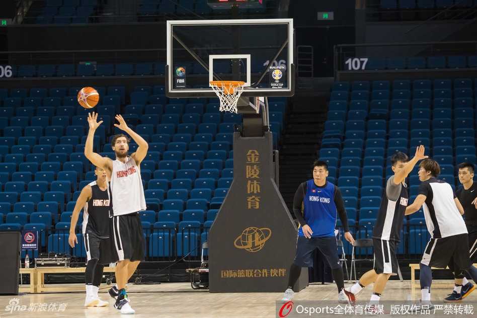 赛前热身，惠龙儿进行运球训练，汗水浸湿了球衣，专注的神情仿佛在告诉世界他已准备好迎接任何挑战。