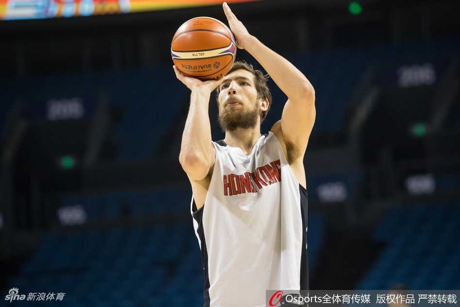 惠龙儿在人群中高高跃起，指尖轻轻一拨将球点进篮筐，这一瞬间他如同石佛一般稳定，给强大的对手制造了不小麻烦。