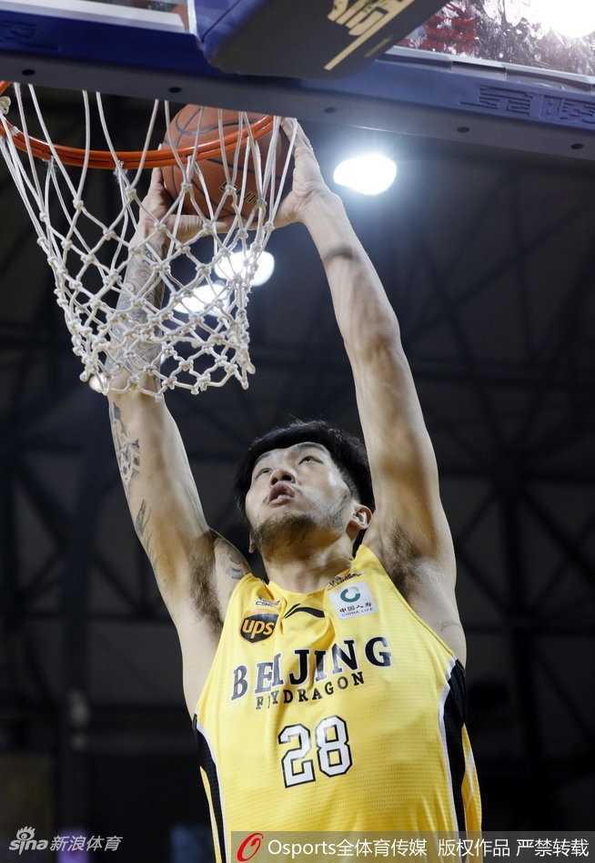 韦弗面对滕贺麒的贴身紧防，强行干拔三分出手，皮球在空中划过一道完美弧线后空心入网。