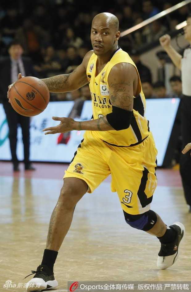 北控外援兰多夫迎着防守强起暴扣，双手挂框彰显暴力美学，让吉林队的内线防守显得无可奈何。