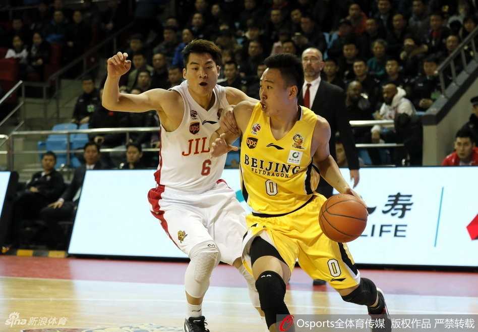 高诗岩运球推进，面对马布里的死亡缠绕式防守，他压低重心，寻找着突破的良机。