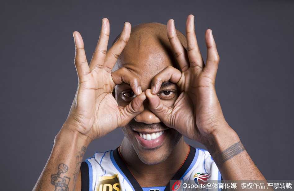 赛场上的马布里如猎豹般迅猛，他运球突破，肌肉线条在光影下分明，眼神里燃烧着对胜利的渴望，这是属于“马政委”的指挥若定。