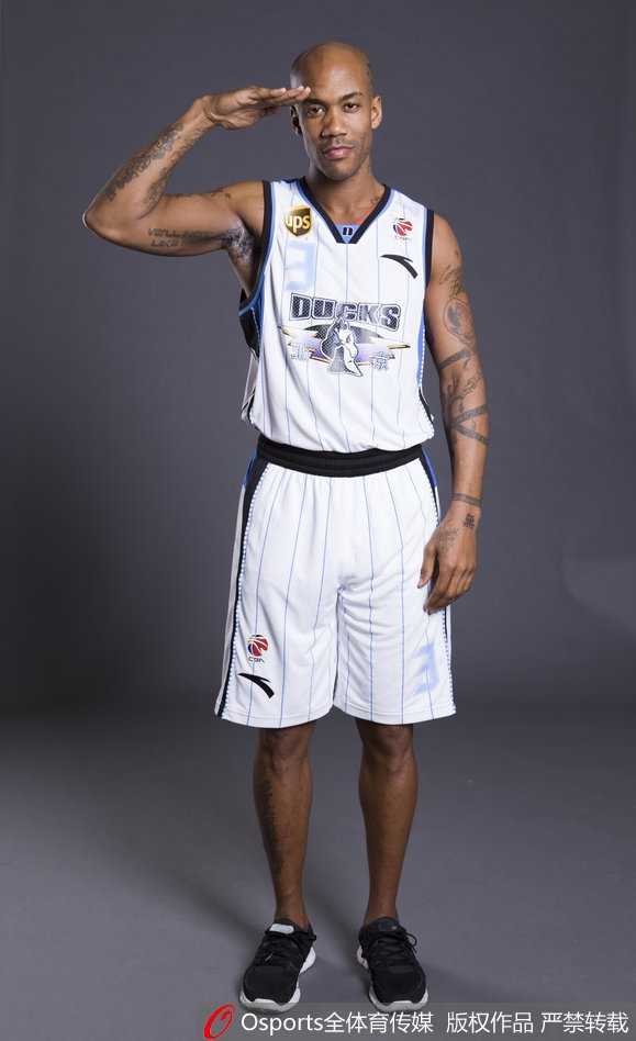 马布里低着头，用毛巾擦拭脸上的汗水，汗水滴落在地板上，他闭着双眼，仿佛在倾听内心的声音，这静默的一刻比任何呐喊都更有力量。