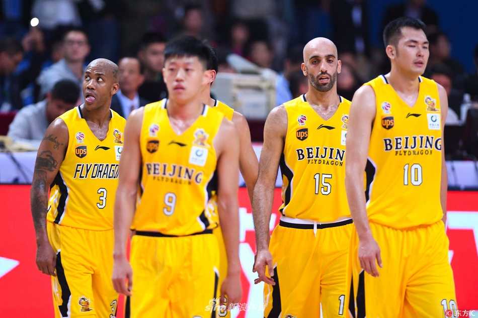 马布里北控首秀的“乌龙”插曲:一件球衣引发的职业化思考 北控队替补席上,穿着错误球衣的马布里与穿着正确球衣的队友兰多夫并肩而坐,两人似乎在探讨场上的局势,这一静一动间的服装差异,仿佛在诉说着职业体育中个体与集体的微妙关系。