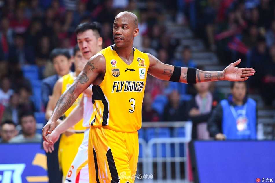 马布里北控首秀的“乌龙”插曲:一件球衣引发的职业化思考 老马在罚球线上稳稳出手,这一刻他神情专注。他身后的看台上,球迷们高举着支持他的标语牌,人们并未因球衣的差错而减少对他的热爱,反倒让这件特殊的球衣成为当晚最独特的记忆点。