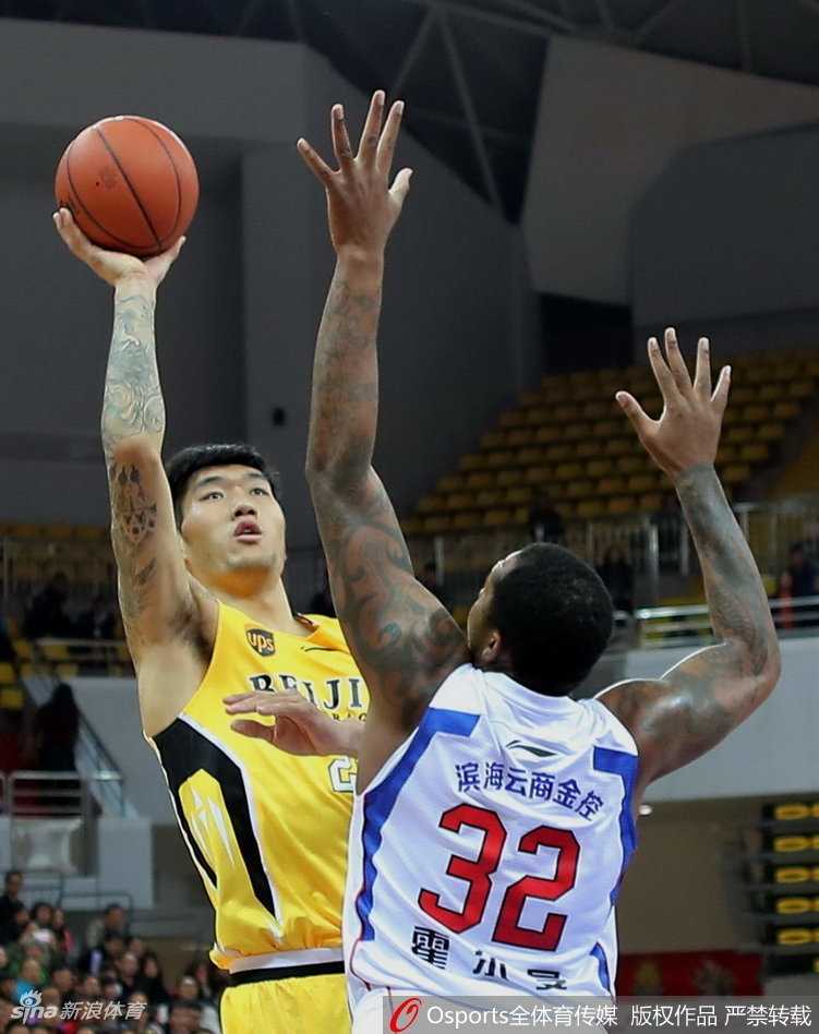北控队杨敬敏手感滚烫，三分线外手起刀落，篮球空心入网的声音如同清脆的乐章，他全场21分的表现一度让北控看到连胜的希望。