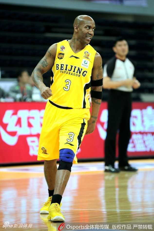 北控外援阿巴斯在天津队内线群中高高跃起，犹如沙漠中的猎鹰精准捕捉篮板，他的眼神里满是对胜利的渴望。