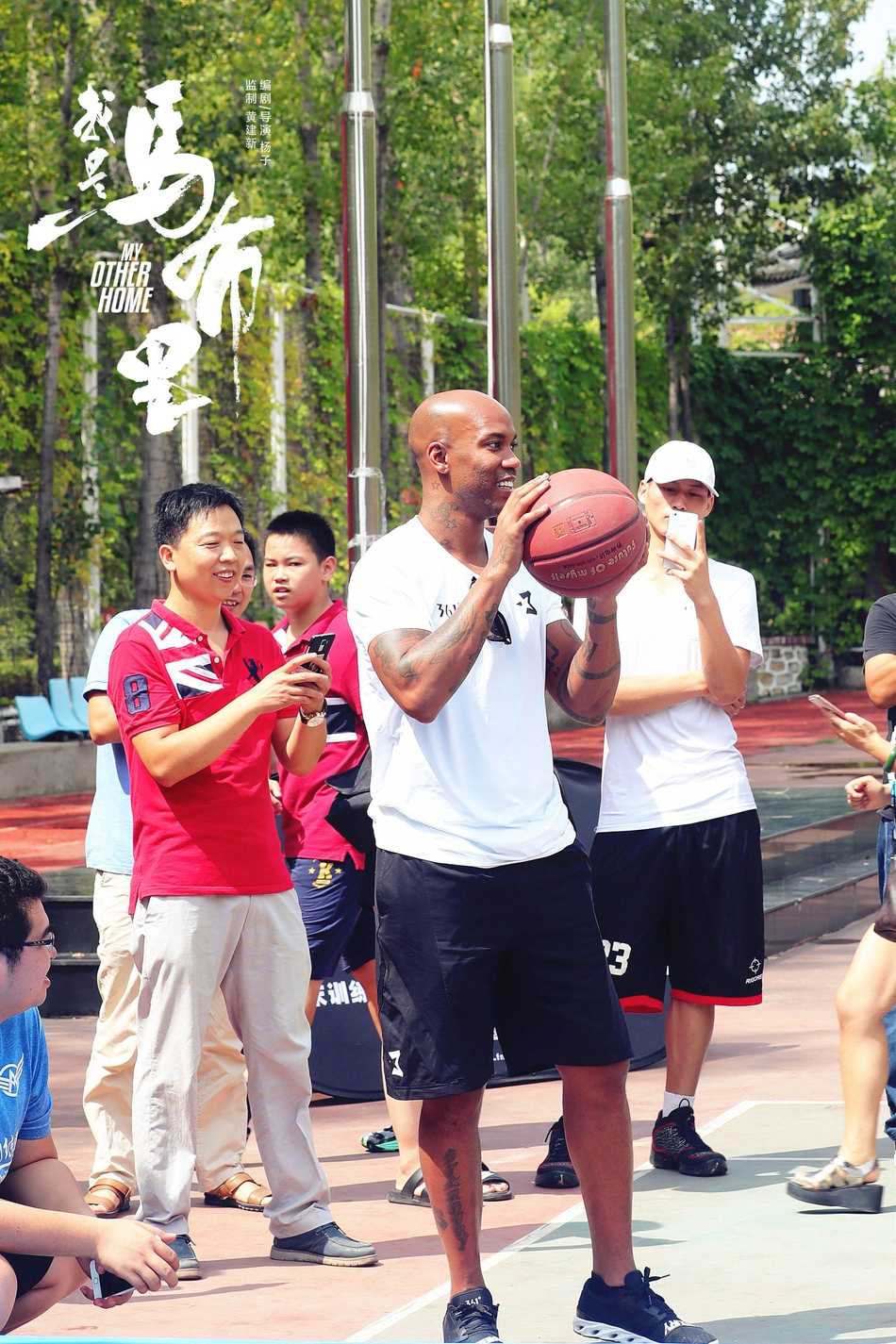 马布里校园行化身“暖心教头”,与篮球少年上演萌趣“尬球”对决 马布里身穿休闲装站在孩子们中间,脸上挂着慈父般的笑容,仿佛一位邻家大叔叔正准备给小朋友们上一堂别开生面的篮球课。