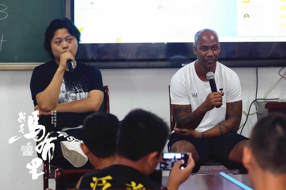 马布里校园行化身“暖心教头”,与篮球少年上演萌趣“尬球”对决 活动的最后,马布里与孩子们围抱在一起,大家对着镜头露出灿烂的笑容,背景中的校园操场充满了生机与活力,记录下这次难忘的篮球之约。