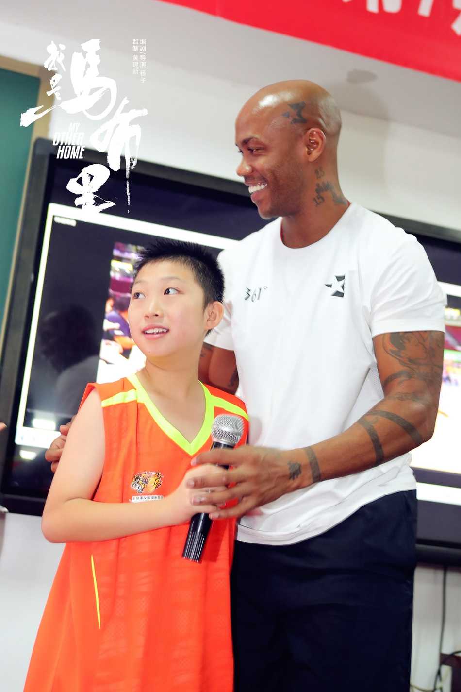 马布里校园行化身“暖心教头”,与篮球少年上演萌趣“尬球”对决 互动环节结束后,马布里蹲在孩子们中间,与大家击掌庆祝,周围的孩子们脸上洋溢着满足和崇拜的笑容,画面定格在充满正能量的瞬间。