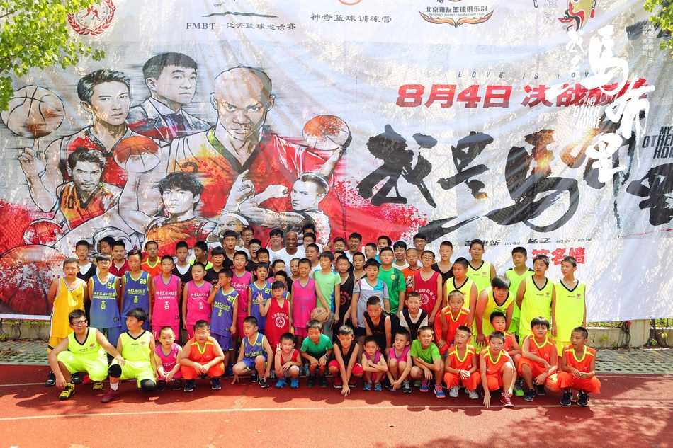 马布里校园行化身“暖心教头”,与篮球少年上演萌趣“尬球”对决 马布里认真地看着面前的小球员做运球动作,眼神中透露出专注与鼓励,仿佛在审视一颗未来之星的潜力。