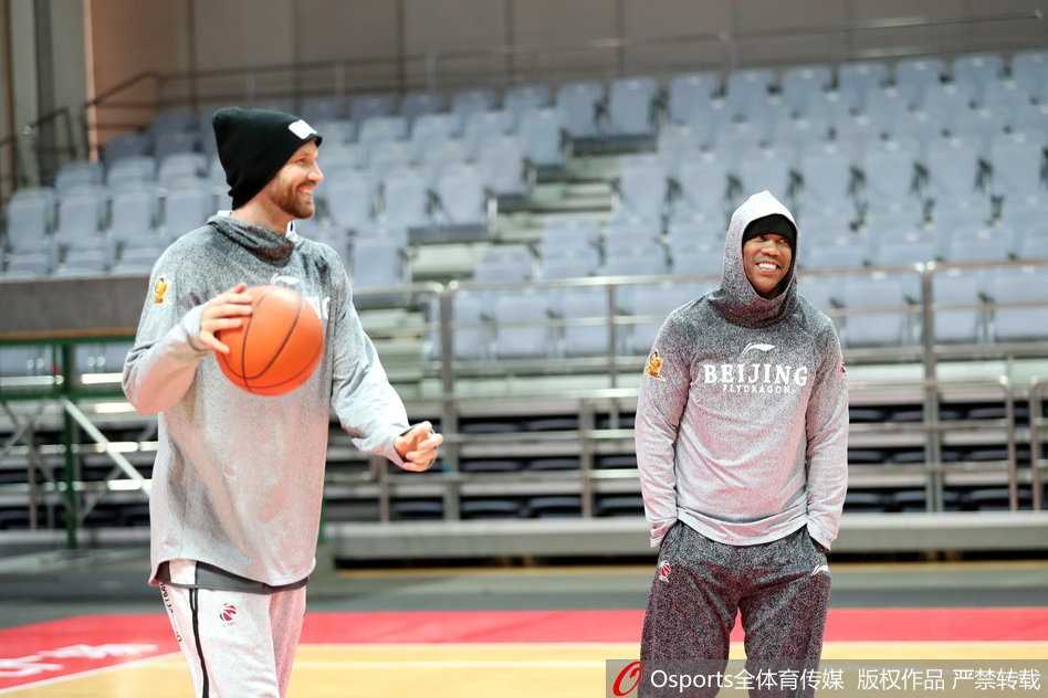 马布里谢幕战倒计时:北控男篮的最后一舞与传奇的萌动瞬间 北控全队围成一圈听马布里训话,老马成为绝对核心,团队凝聚力在这一刻尽显无遗