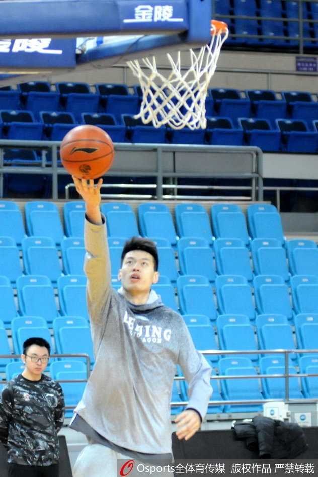 马布里领衔北控队积极备战常规赛第二十二轮训练场展现轻松备战氛围 马布里在队友人缝中灵活穿梭,运球姿势舒展自如,仿佛不是在激烈的对抗训练,而是在冰面上表演一曲优雅的花样滑冰。