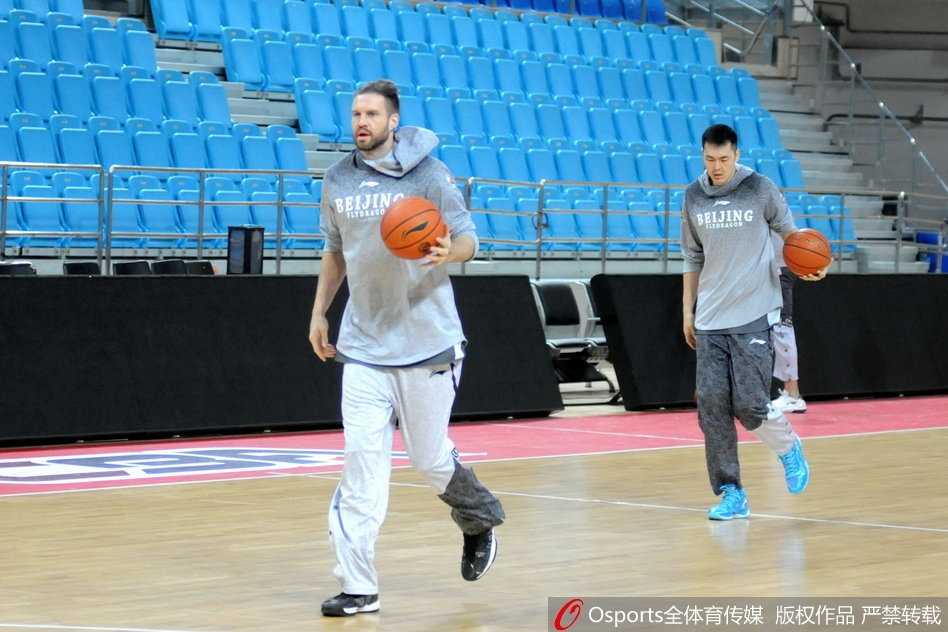 马布里领衔北控队积极备战常规赛第二十二轮训练场展现轻松备战氛围 在人仰马翻的激烈拼抢中,身穿白色训练服的马布里如猎豹般倒地护球,即便在地板上也紧紧将球抱在怀中,眼神里透出对胜利的无限渴望。