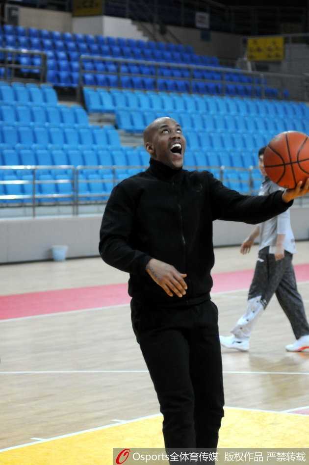 马布里领衔北控队积极备战常规赛第二十二轮训练场展现轻松备战氛围 马布里在罚球线附近跳起投篮,出手的瞬间目光如炬紧盯着篮筐,那标准的投篮手型仿佛是雕刻在空气中的艺术品。