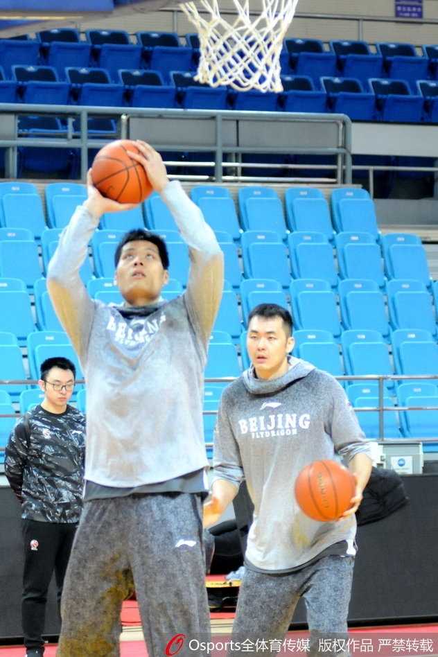 马布里领衔北控队积极备战常规赛第二十二轮训练场展现轻松备战氛围 大汗淋漓的马布里双手撑膝大口喘气,汗水顺着脸颊滴落在木地板上,虽然疲惫不堪,但他的嘴角依然挂着对篮球最纯粹的热爱与享受。