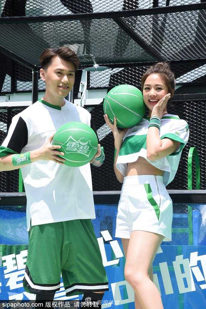 鬼鬼吳映潔嗆聲毛弟邱翊澄 酷暑激戰三百六十度旋轉籃框 鬼鬼吳映潔扎起馬尾,身穿白色運動背心,在炙熱的陽光下奮力將手中的籃球投向那不停旋轉的奇特籃框,表情專注中帶著俏皮。