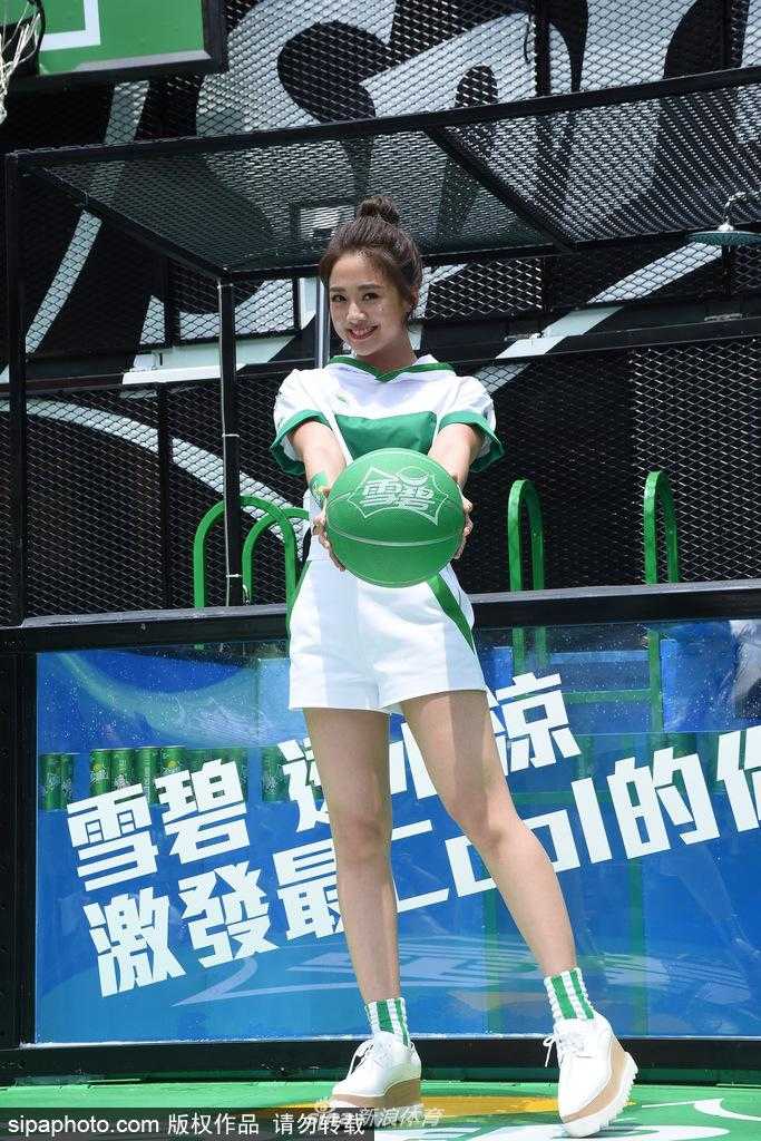 鬼鬼吳映潔嗆聲毛弟邱翊澄 酷暑激戰三百六十度旋轉籃框 毛弟邱翊澄穿著黑色短T,神情輕鬆自若地進行投籃,即使在高速旋轉的籃框挑戰中,他的動作依然流暢,展現出平時維持的絕佳手感。