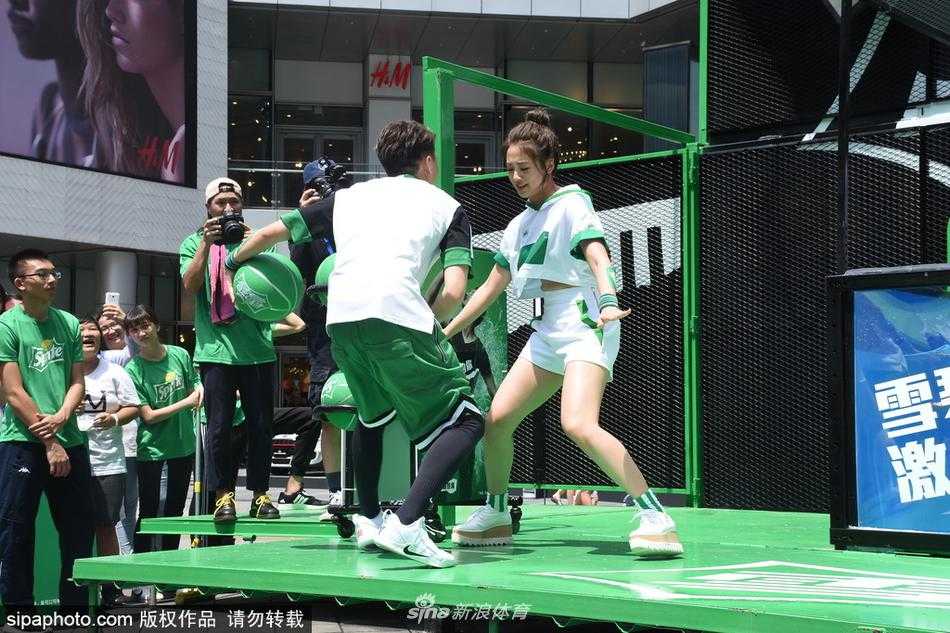 鬼鬼吳映潔嗆聲毛弟邱翊澄 酷暑激戰三百六十度旋轉籃框 籃球好手周儀翔(左)與蔣淯安(右)也現身活動,他們分別擔任鬼鬼和毛弟的指導教練,在場邊認真觀戰並給予戰術建議。