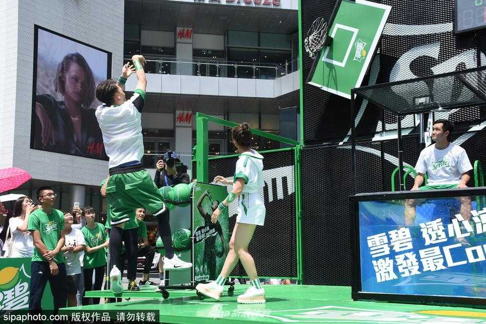 鬼鬼吳映潔嗆聲毛弟邱翊澄 酷暑激戰三百六十度旋轉籃框 鬼鬼在比賽中使出奇招,伸手試圖干擾正要投籃的毛弟,兩人臉上都掛著笑容,即使競爭激烈,仍舊掩蓋不住彼此的好交情。