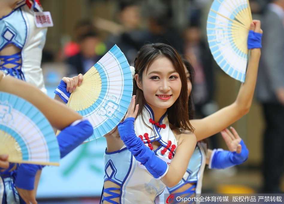 即使是静态的照片，也能感受到她眼神中流动的魅惑。她凝视着远方，嘴角带着一丝若有若无的笑意，仿佛在向某个特定的方向释放着电力。那精致的妆容和自信的气场，让她在人群中显得格外耀眼，无愧于赛场女神的称号。